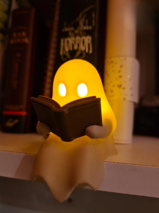 Decoración de fiesta de Halloween, recuerditos, lindo fantasmita sentado en una estantería leyendo un libro con un adorno parpadeante, regalo, idea espeluznante