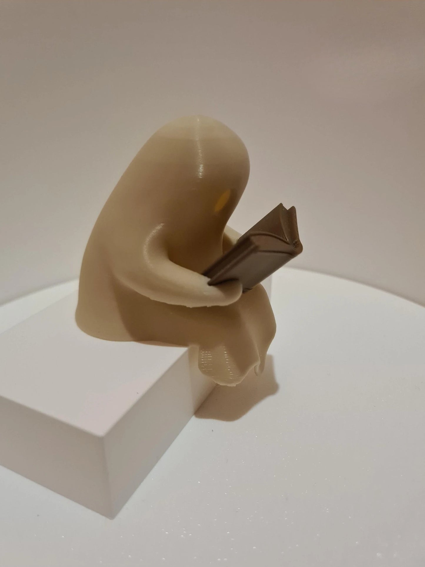 Decoración de fiesta de Halloween, recuerditos, lindo fantasmita sentado en una estantería leyendo un libro con un adorno parpadeante, regalo, idea espeluznante