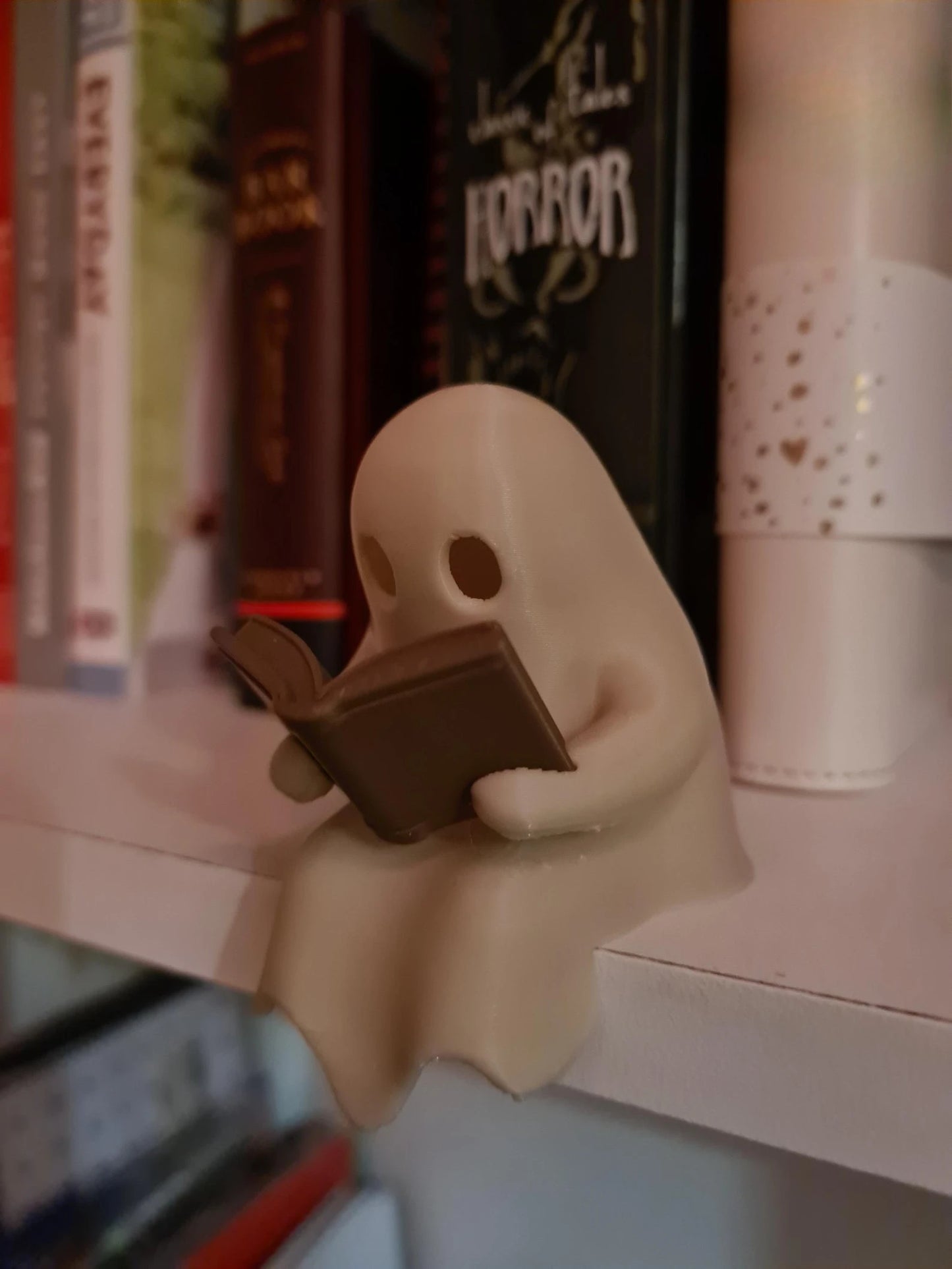 Decoración de fiesta de Halloween, recuerditos, lindo fantasmita sentado en una estantería leyendo un libro con un adorno parpadeante, regalo, idea espeluznante