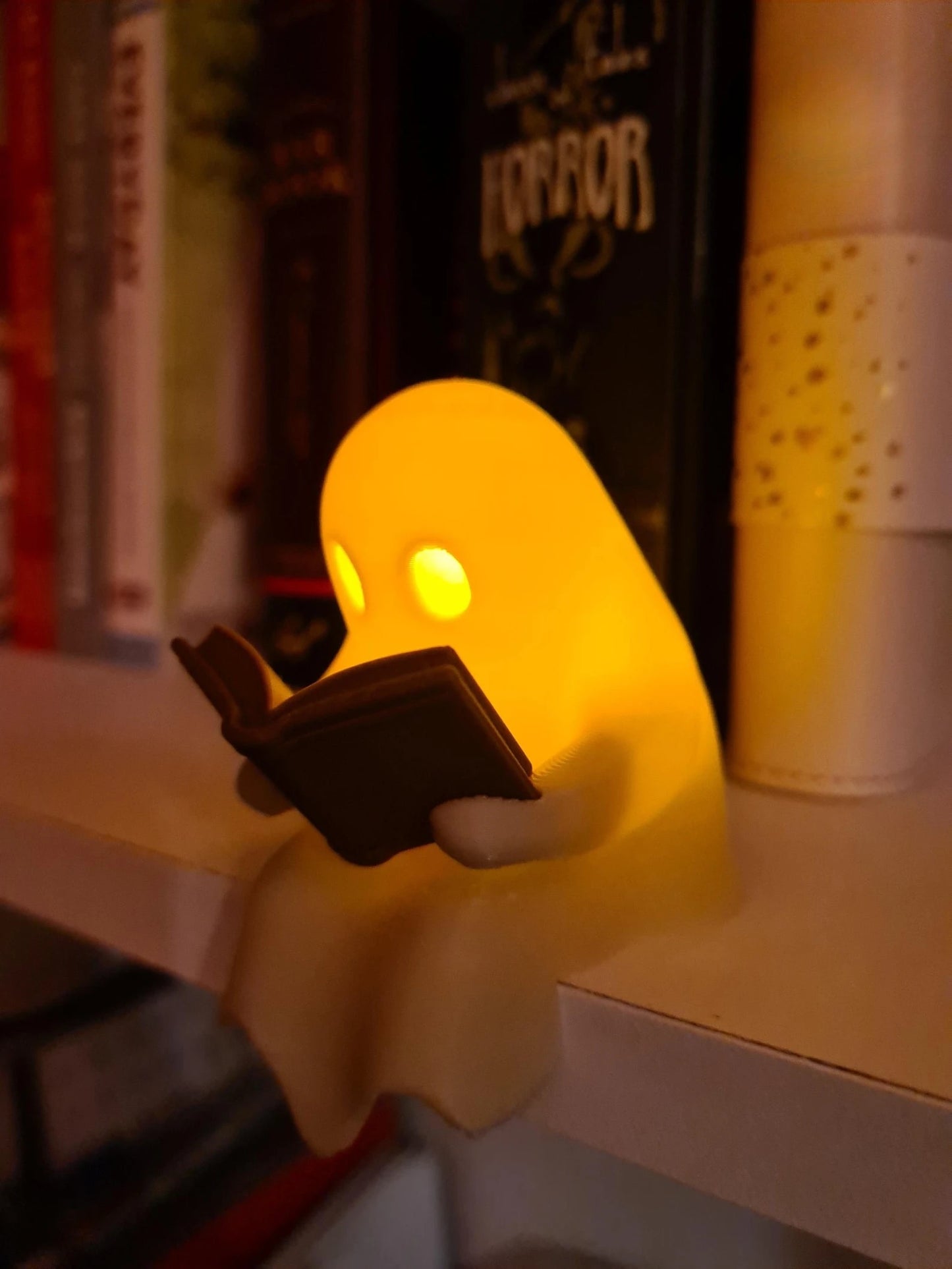Decoración de fiesta de Halloween, recuerditos, lindo fantasmita sentado en una estantería leyendo un libro con un adorno parpadeante, regalo, idea espeluznante