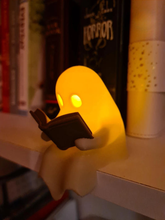 Decoración de fiesta de Halloween, recuerditos, lindo fantasmita sentado en una estantería leyendo un libro con un adorno parpadeante, regalo, idea espeluznante